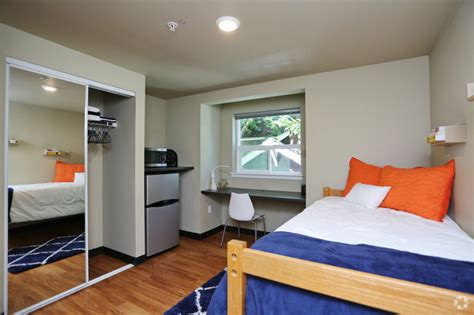 Modern 1 BR Quiet Condo in Seattle center, pool, workout room, FREE parking. . Rooms for rent seattle